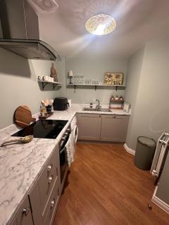 Cosy 2-bed Solihull apartment - 4