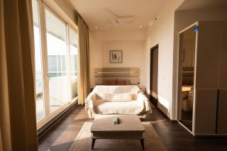 The Golden Nest - Sunlit Studio near Airport - 9