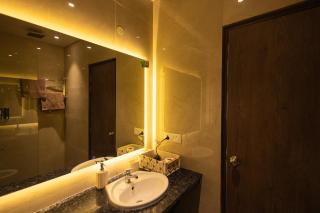 The Golden Nest - Sunlit Studio near Airport - 7