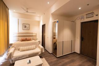 The Golden Nest - Sunlit Studio near Airport - 3