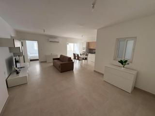 Gzira flat - 4 Min Walk to the Seafront - Fully AC - 5