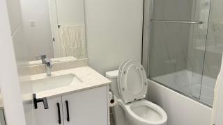 Modern Suite - 5 Min to US Border and Hwy 99 - 5