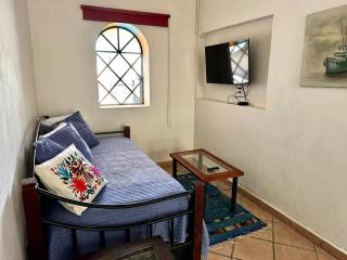 Large home 1 blk from beach with private courtyard - 5