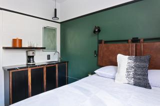 Gaslamp suite Retreat Queen Bed WiFi - 8