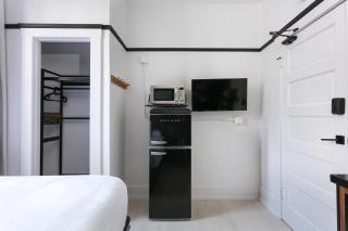 Gaslamp suite Retreat Queen Bed WiFi - 4