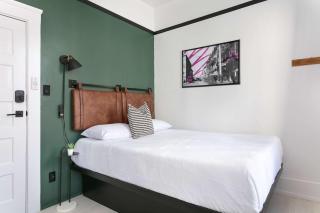 Renovated Gaslamp suite WiFi and Smart TV - 9