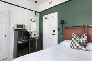 Renovated Gaslamp suite WiFi and Smart TV - 7