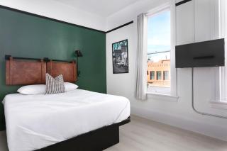 Renovated suite Smart Amenities & Comfort - 0