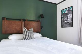 Renovated suite Smart Amenities & Comfort - 7