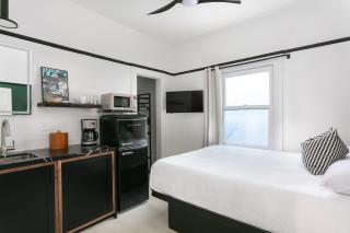 Stylish Gaslamp suite in Historic Hotel - 8