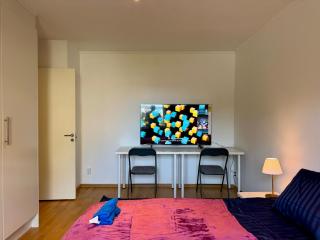 2BR Worker & Family Apartment Near Volvo With Free Parking - 1