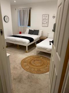Holiday Plus - 50 Palatine Road - 7