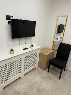 Holiday Plus - 50 Palatine Road - 5