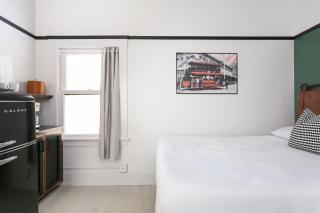 Private suite Retreat Kitchenette & Fast WiFi - 8