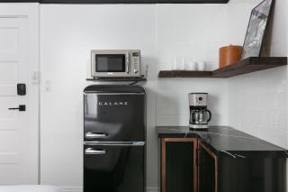 Gaslamp Upscale suite & Kitchenette - 8