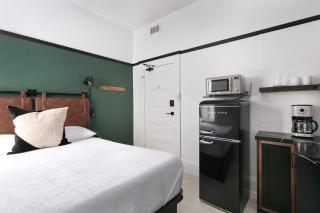 Gaslamp Upscale suite & Kitchenette - 7
