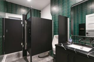 Gaslamp Upscale suite & Kitchenette - 6