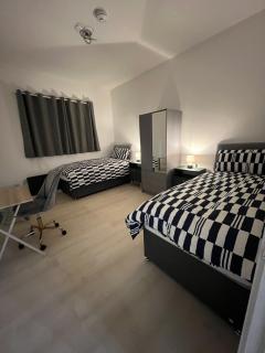 Apartment 3 by SJP - Central Kettering - Near Station - Sleeps 3 - 5