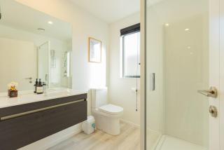 Modern family home, 3 bedrooms, 2 bathrooms Sleeps 6 - 8