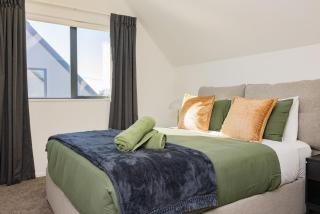 Modern family home, 3 bedrooms, 2 bathrooms Sleeps 6 - 6