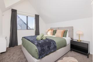 Modern family home, 3 bedrooms, 2 bathrooms Sleeps 6 - 4