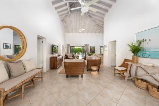 Stunning Family Villa with Private Pool Near Beach - Gibbs Glade Villa - 2