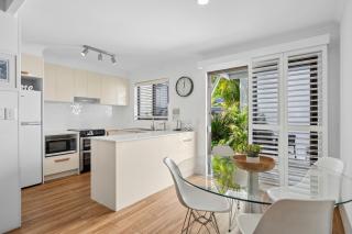 2 Bedroom Renovated Townhouse, Walk to Noosa River - 4