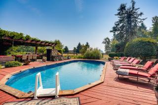 Ranch Suite w/ Hot Tub! Couple’s Stay in La Center - 0