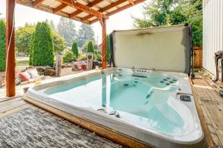 Ranch Suite w/ Hot Tub! Couple’s Stay in La Center - 7