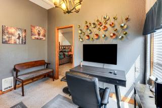 Ranch Suite w/ Hot Tub! Couple’s Stay in La Center - 3