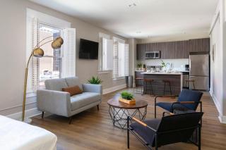 worthy 2BR Hotel Suite Heart of Gaslamp - 4