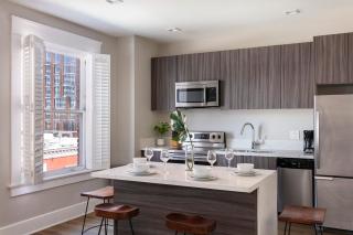 worthy 2BR Hotel Suite Heart of Gaslamp - 1