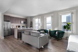 Walk to Gaslamp Designer 2BR w Premium Beds - 0