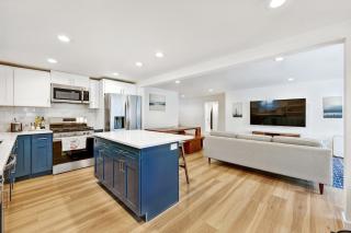Modern West Seattle Suite - With AC - Sleeps 6 - 6
