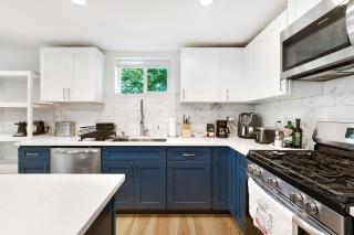 Modern West Seattle Suite - With AC - Sleeps 6 - 4