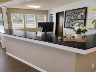 Super 8 by Wyndham Blackwell - 9