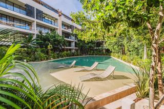 Divine 2BR with Beach Access Gym Fast WiFi - 7