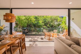 Divine 2BR with Beach Access Gym Fast WiFi - 2