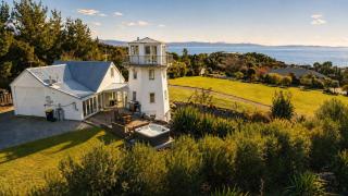 The Lighthouse at Ligar Bay - Romantic Coastal Escape with Spa - 0