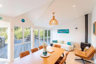 The Lighthouse at Ligar Bay - Romantic Coastal Escape with Spa - 6