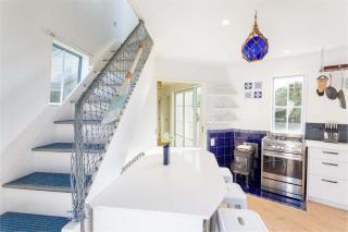 The Lighthouse at Ligar Bay - Romantic Coastal Escape with Spa - 4