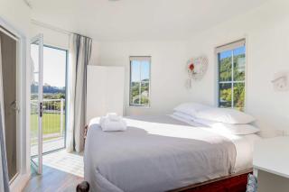 The Lighthouse at Ligar Bay - Romantic Coastal Escape with Spa - 3
