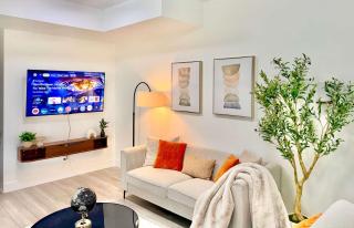 Downtown Townhouse Free Parking near SkyTrain - 5