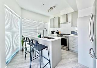 Downtown Townhouse Free Parking near SkyTrain - 6