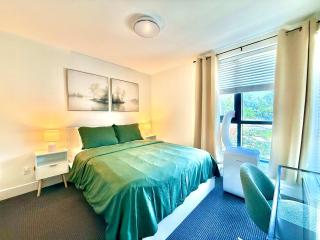 Downtown Townhouse Free Parking near SkyTrain - 9