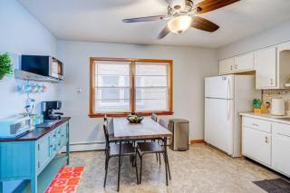 90s Condo| King Bed | 65” Smart TV | Arcade Game - 5