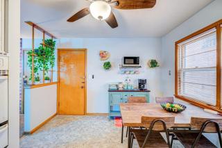90s Condo| King Bed | 65” Smart TV | Arcade Game - 2