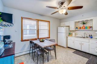 90s Condo| King Bed | 65” Smart TV | Arcade Game - 1