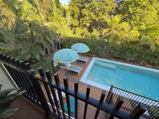 Resort-Style Family Retreat Pool, BBQ & Tropical - 9