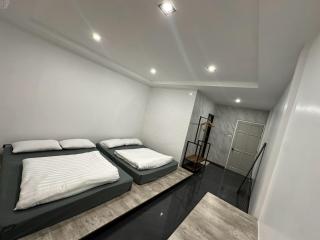 9 mins to BTS 2 Beds Private Suite Room and Shower - 4